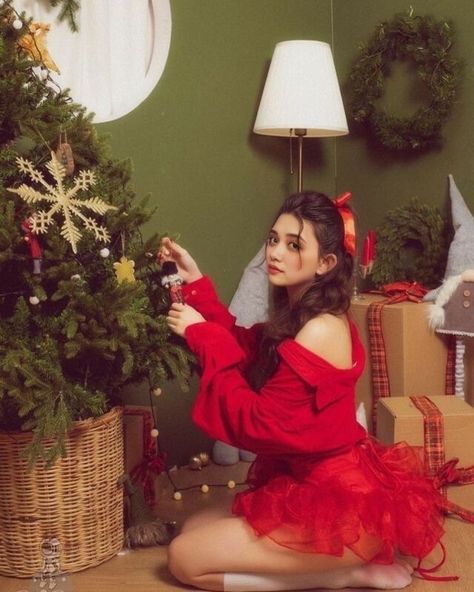 Try this effects combo by Marie Valdez on Photo Lab Christmas Outfit Aesthetic, Christmas Poses, Christmas Shoot, Photoshoot Concept, Christmas Photoshoot, Instagram Photo Inspiration, Creative Portraits, How To Pose, Fashion Photoshoot