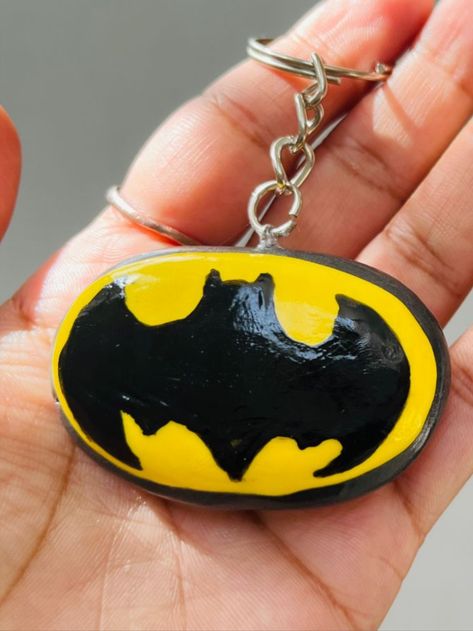 batman keychain with clay Batman Clay Art, Batman Clay, Keychain With Clay, Batman Crafts, Batman Keychain, Diy Keychain, Clay Art, Gifts For Him, Dates