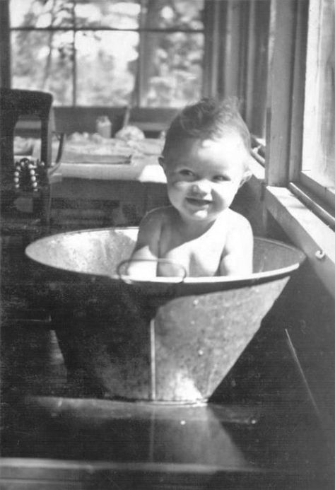 Baby in a metal tub: 1950 Vintage Children Photos, Metal Tub, White Images, Old Photographs, Reality Check, Vintage Portraits, Grand Art, Jolie Photo, Bedtime Stories