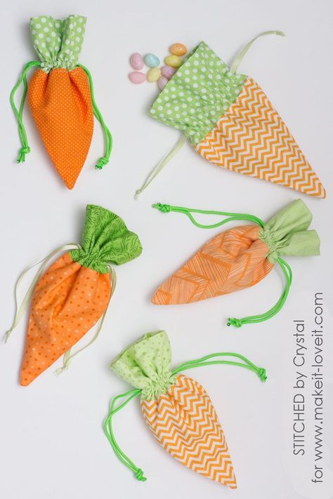 How cute are these little carrot drawstring bags by Crystal of #StitchedbyCrystal! She's over at the Make It and Love It blog sharing a fun and fast tutorial. They're a great scrap buster project because you only need a little bit of fabric and some ribbon to make them!   For the full tutorial, please visit: http://www.makeit-loveit.com/2017/03/sew-carrot-treat-bag-easter.html Diy – Velikonoce, Diy Sy, Spring Sewing, Easter Carrots, Diy Ostern, Costura Diy, Beginner Sewing Projects Easy, Pola Sulam, Patchwork Quilting