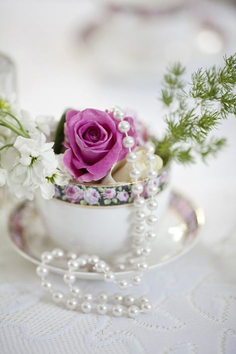 10 Ideas for Non-floral table centerpieces Vintage Wedding Decorations Elegant, Wedding Table Decorations Pink, Purple Wedding Centerpieces, Purple Centerpieces, Vintage Tea Parties, Pink Tea Cups, Vintage Centerpieces, Party Table Centerpieces, Tea Party Decorations