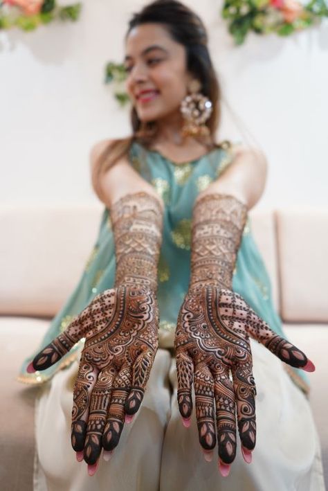 Prettiest Mumbai Wedding - Blogger Bride's Wedding Mehendi Photoshoot, Bridal Mehendi Designs Wedding, Bridal Henna Design, Mehendi Photography, Indian Bride Poses, Indian Bride Photography Poses, Mumbai Wedding, Bride Photos Poses, New Bridal Mehndi Designs