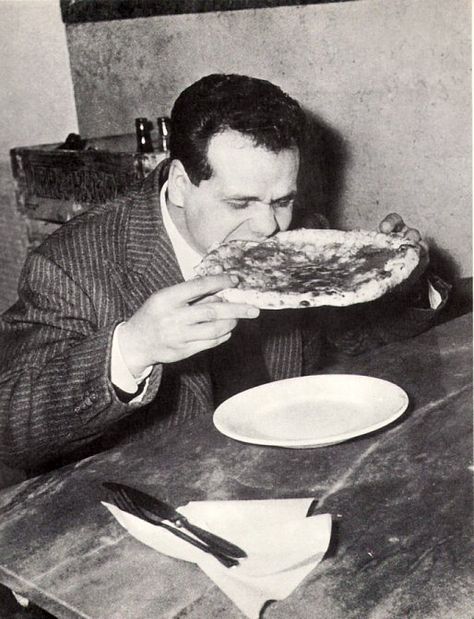 How to lose weight and still eat man food. Pizza Photo, Art Of Manliness, Italy Food, Man Food, Flexible Dieting, Italian Pizza, Vintage Italy, People Eating, Healthy Ideas