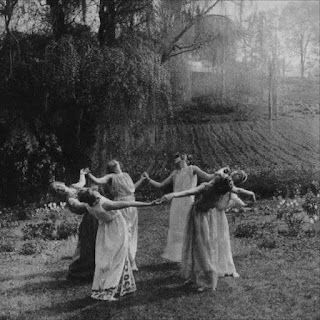 Victorian Photography, Arte Occulta, Film Ideas, Istoria Artei, Vintage Witch, Season Of The Witch, Arte Obscura, Beltane, Foto Vintage