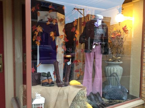 Boutique window Halloween Shop Window Display Ideas, Small Storefront Design, Fall Retail Window Display Ideas, Autumn Window Displays Retail Store Fronts, Fall Fashion Window Display, Autumnal Window Displays, Fall Store Front Window Display, Shopping Window Design, Seasonal Window Displays