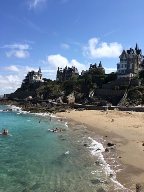 #dinard #bretagne #plage #frenchsummer #sandybeach Normandy Aesthetic, Nice Beach France, Dinard France, Nice France Beach, Nice France Beach Pictures, Villefranche Sur Mer Beach, French Beach, Normandy Beaches France, Gap Year Travel