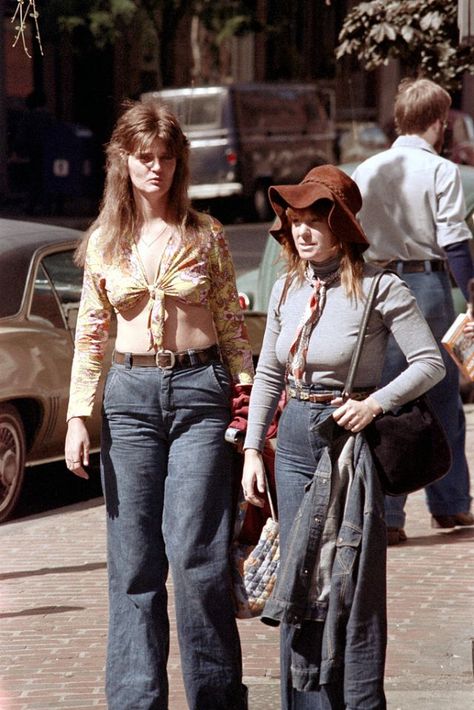 Summer's Street Fashion of Boston in the Early 1970s Through Nick DeWolf's Lens ~ vintage everyday Outfits From The 70s 1970s Street Styles, Retro Summer Fashion, Vintage 70s Fashion, Early 70s Fashion, 1970s Aesthetic, Decades Of Fashion, Boston Fashion, 70s Photos, Moda Hippie