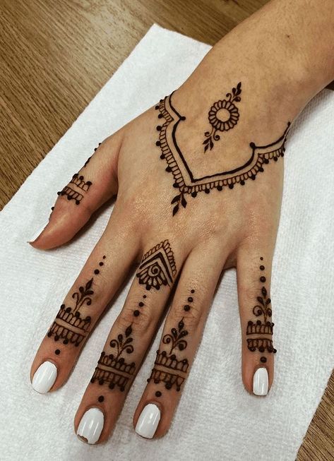 Mehendi Designs Fingers, Simple Mehendi Designs For Beginners, Henna For Kids, Henna Fingers, Fingers Henna, Simple Henna Designs Hand, Kids Henna, Henne Tattoo, Henna Inspo