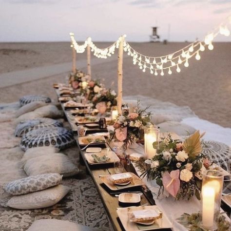 Packed Party Birthday, Beach Birthday Dinner Ideas, Beach Picnic Decor, Beach Picnic Bridal Shower Ideas, Beach Dinner Ideas Decor, Boho Backyard Dinner Party, Birthday Party On The Beach, Low Picnic Table, Beach Picnic Table