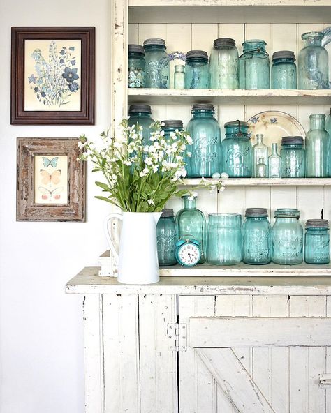 Blue mason jar collection, farmhouse hutch Modern Farmhouse Kitchen Decor, Hutch Decor, Blue Mason Jars, Minimalist Room, Chic Kitchen, Shabby Chic Kitchen, Modern Farmhouse Kitchens, Country Style Homes, Country Farmhouse Decor