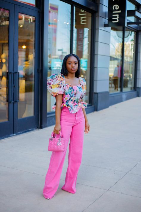 Jeans And Colorful Top, Coloured Jeans Outfits, How To Style Pink Jeans, Pink Pants Outfit Street Style, Pink Top And Jeans Outfit, Pink Bag Outfit, Spring Holiday Outfit, Pink Jeans Outfit, Colored Jeans Outfits