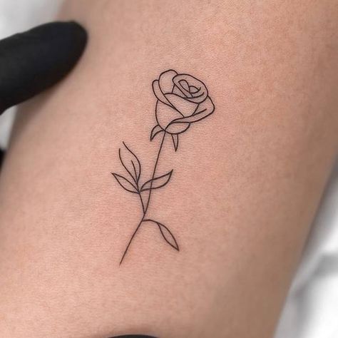 Outline Minimalist Tattoo, Rosebud Tattoo Simple, Lined Rose Tattoo, Basic Rose Tattoo, Fineline Rose Tattoo Design, Rose Small Tattoo Design, Fine Line Roses Tattoo, Fine Line Tattoo Ideas For Women Arm, Simplistic Rose Tattoo