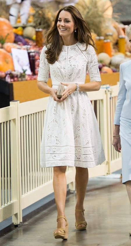 Vestidos Kate Middleton, Cocktail Dress Modest, White Dress Outfit Summer, Kate Middleton Stil, Kate Middleton Wedding Dress, White Lace Cocktail Dress, Herzogin Von Cambridge, White Dress Outfit, Yellow Lace Dresses