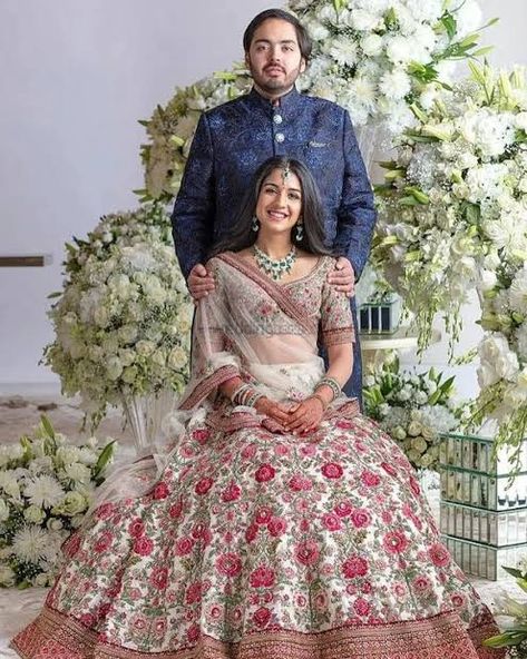 Mukesh Ambani Family, Celebrity Engagement Outfits, Ambani Daughter Wedding, Radhika Merchant Lehenga, Radhika Merchant Engagement, Ambani Son Wedding, Nita Ambani Jewellery, Engagement Lehengas, Engagement Couple Dress