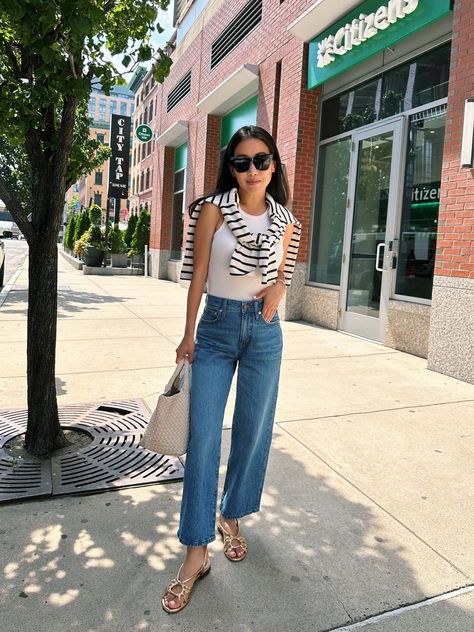 summer to fall transitional outfits with jeans for women // how to style wide leg crop jeans 2023 Wide Leg Cropped Jeans Outfit, Wide Leg Jeans Outfit Summer, Mom Friendly Outfits, Cropped Jeans Outfit, Cropped Outfits, Friendly Outfits, Casual Denim Outfits, Wide Leg Jeans Outfit, Extra Petite