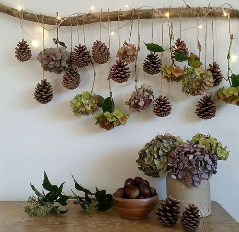 HomelySmart | 15 Beautiful Upcycle Wooden Branch DIY Ideas To Bring More Nature Into Your Home - HomelySmart Julkransar Diy, Natal Natural, Driftwood Christmas Tree, Deco Nature, Natural Christmas, Easy Christmas Crafts, Christmas Crafts Decorations, Nature Crafts, Time Period