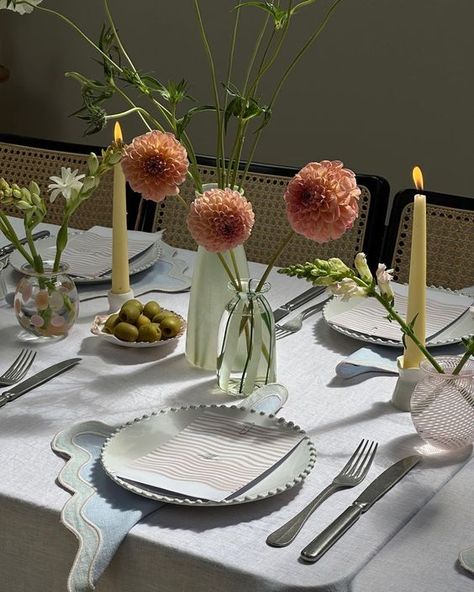 Table Settings For Dinner Party, Lunch Decorations Table, Set Table Ideas, Table Setting With Food, Dinner Decoration Ideas, Dinner Party Table Decor, Lunch Table Settings, Round Table Settings, Dinner Party Tablescapes