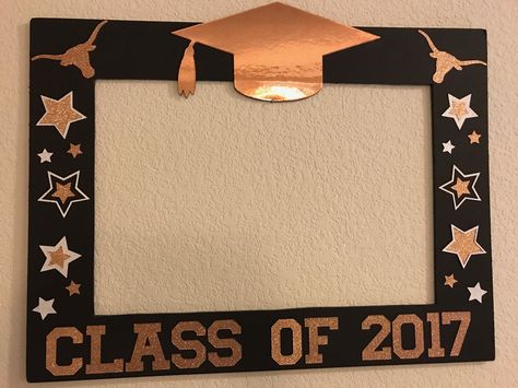 Farewell Photo Frame Ideas, Senior Wall Ideas High Schools, Graduation Themes, Easy Graduation Gifts, Farewell Party Decorations, Farewell Decorations, Preschool Graduation Party, Graduation Photo Frame, Graduation Photo Booth