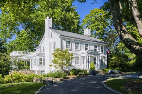 Historic 1790 Colonial Mansion in New Canaan, Connecticut Pending Sale | Pricey Pads Center Colonial House, French Colonial House, American Colonial House, Georgian Colonial House, Old Colonial Homes, Waterfront Architecture, New Canaan Connecticut, Beacon Hill Boston, Georgetown Dc