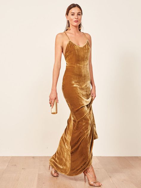 STYLECASTER | Gold Wedding Gowns Are the Showstopping 2019 Wedding Trend We Can't Get Enough Of Gold Wedding Gowns, Velvet Slip Dress, Gold Wedding Dress, Boda Mexicana, Eve Dresses, Silky Dress, Dress Bridesmaid, Fall Wedding Dresses, Rimini