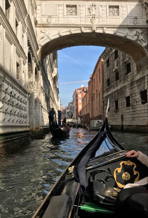 Venice Italy Aesthetic Couple, Venice Outfits Winter, Venice Winter Fashion, Shopping In Italy Aesthetic, Florence Aesthetic Outfit, Florence Italy Winter Aesthetic, Venice Aesthetic Outfit, Florence In Winter, Italian Winter Aesthetic