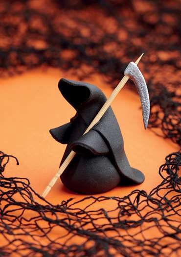 Polymer Clay Grim Reaper, Clay Grim Reaper, Halloween Modeling Clay Ideas, Fimo Halloween Ideas, Polymer Clay Spooky, Polymer Clay Horror, Polymer Clay Halloween Decorations, Spooky Clay Ideas, Halloween Polymer Clay Ideas