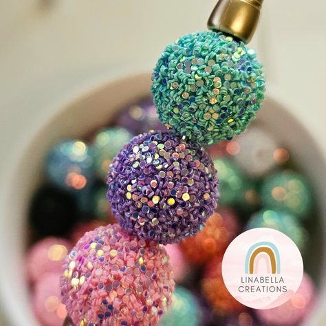 ✨ Add a pop of sparkle to your DIY projects with our 20mm glittered bubblegum beads! Perfect for creating stunning beaded pens, keychains, and more. Available now on our website! ✨ www.linabellacreations.com #BeadedCrafts #DIYProjects #CraftSupplies #SparkleAndShine #CustomCreations #BeadedAccessories #CreativeIdeas #LinabellaCreations #DIYBeadedCrafts #BeadedKeychainIdeas #HandmadeGifts #CustomBeadedPens #BeadworkDesigns #CraftKitsForAdults #beadedpens #BeadedKeychains #BeadArtProjects #C... Bogg Bag Charms, Cup Charms, Beadable Pens, Beaded Pens, Bogg Bag, Beaded Bookmarks, Beadwork Designs, Beadable Products, Bubblegum Beads