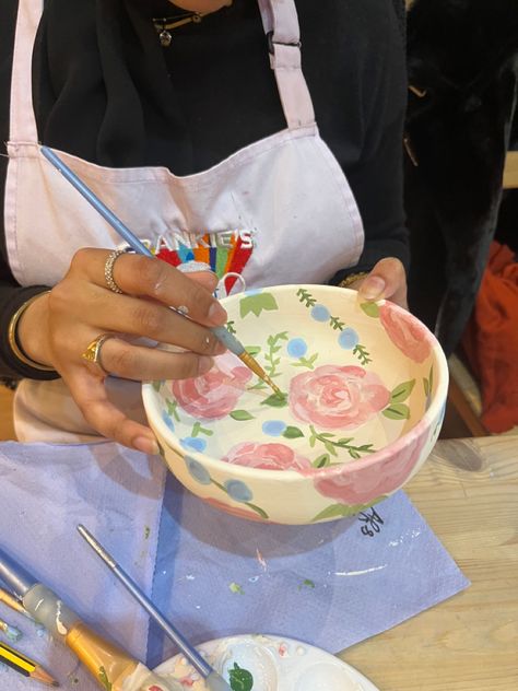 Creative Space Keramik, Pottery Painting Aesthetic, Ceramic Bowl Painting Ideas, Pottery Cafe, Ceramic Cafe, Pottery Lessons, Pottery Painting Designs, Painted Pottery, Clay Diy Projects