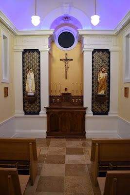 Chapel Room In House, Church Design Architecture, Home Altar Catholic, Family Altar, Church Building Design, Catholic Altar, Altar Design, Church Interior Design, Church Pictures