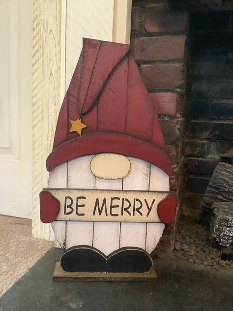 Pallet Wood Gnome, Gnome Pallet Projects, Wood Christmas Gnomes Diy, Outside Wood Christmas Decorations, Small Christmas Wood Projects, Wooden Christmas Decorations Outdoor, Wooden Winter Crafts, Wood Christmas Diy Projects, Wooden Gnomes Ideas