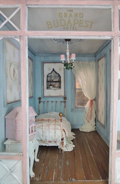 Pretty miniature bedroom Unmade Bed, Doll House Bedroom, Rose Bedroom, Shabby Bedroom, Vintage Bedroom Ideas, Vintage Computer, Dollhouse Bedroom, Casa Country, French Immersion