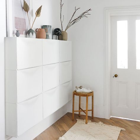 Trones Ikea, Ikea Trones, Organising Ideas, Hallway Shoe Storage, Hallway Colours, Ikea Hallway, Narrow Hallway Ideas, Small Hallway Ideas, Hallway Storage