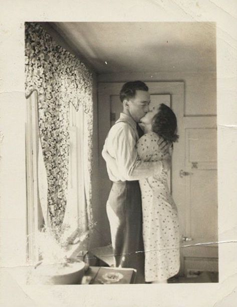 Old Fashioned Love, Vintage Kiss, Vintage Couples, Adored Vintage, Vintage Romance, Albert Camus, The Embrace, Old Love, Vintage Life