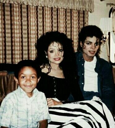 Michael, Latoya and Emmanuel  Lewis on the set of TWYMMF Emmanuel Lewis, La Toya Jackson, Latoya Jackson, Mj Bad Era, Mj Bad, Michael Jackson Photoshoot, Michael Jackson Bad Era, Michael Jackson Quotes, Michael Jackson Rare