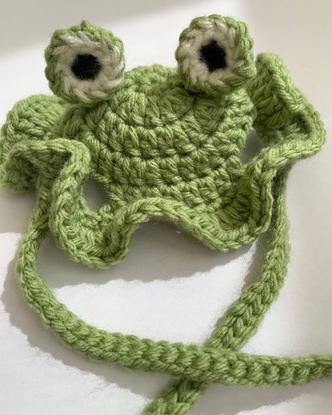 Cat Frog Hat Crochet, Cat Crocheted Hat, Pet Crochet Hat, Crochet Clothes For Dogs, Crochet Frog Hat For Cat, Crochet Things For Cats, Frog Hat For Cat, Cat Clothes Crochet, Crochet Cat Accessories