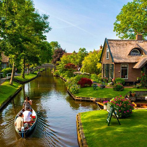 Giethoorn Post - Public Transport Holland Shop Places In The World, Conde Nast, Secret Places, Alam Yang Indah, Beautiful Places In The World, Beautiful Places To Travel, Most Beautiful Places, Dream Vacations, Beautiful Destinations