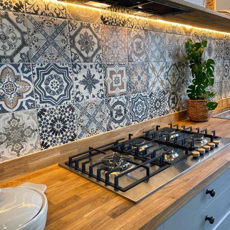 Tiles Ideas For Kitchen, Cool Kitchen Tiles, Coloured Tiles Kitchen, Coloured Kitchen Tiles, Portugese Tiled Kitchen, Bathroom Tiles Design Ideas Patterns, Kitchen With Moroccan Tiles, Patterned Floor Tiles Kitchen, Colorful Kitchen Floor