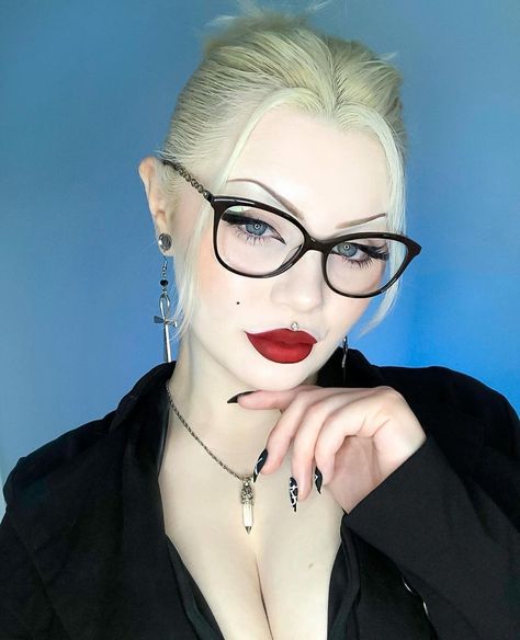 Burlesque Makeup, Rockabilly Makeup, Blonde Goth, Performance Makeup, Casual Makeup, Work Makeup, Makeup For Blondes, Goth Look, Cat Eye Makeup