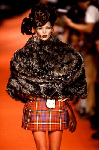 Vivienne Westwood- Best Vivienne Westwood Looks Vivienne Westwood Punk, Vivienne Westwood Fashion, Carmen Dell'orefice, Vivian Westwood, 90s Runway Fashion, Runway Fashion Couture, Vivienne Westwood Anglomania, 90s Runway, 1990s Fashion