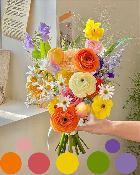 Prom Wildflower Bouquet, Centerpieces For Circle Tables, Retro Flower Bouquet, Wedding Decor Wildflowers, Sunset Color Bouquet, Sunset Bridal Bouquet, April Wedding Bouquet, Spring Flower Bouquet Wedding, Colorful Fall Bouquet