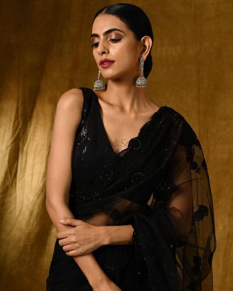 Trending Saree Blouse Designs, Sequin Blouse Designs, Black Net Blouse, Black Net Saree, Black Sequin Blouse, Trending Saree, Saree With Belt, Net Blouses, Simple Sarees