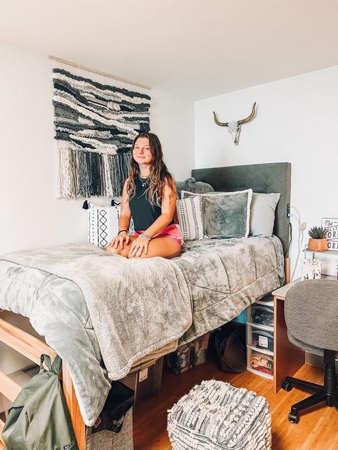 Rustic College Dorm, Rustic Dorm Room Ideas Cozy, Western Theme Dorm Room, College Western Dorm Room Ideas, College Dorm Room Ideas Country, College Dorm Room Ideas Western, Western Dorm Ideas, Dorm Room Ideas Country, Western Dorm Decor