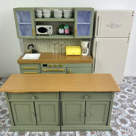 STAY GOLD (@staygoldvintageminis) • Instagram photos and videos Miniverse Kitchen Makeover, Mini Verse Kitchen, Miniature Kitchen Ideas, Diy Doll Kitchen, Animale Crossing, Clay Cafe, Dollhouse Makeover, Mini Verse, Dollhouse Rooms