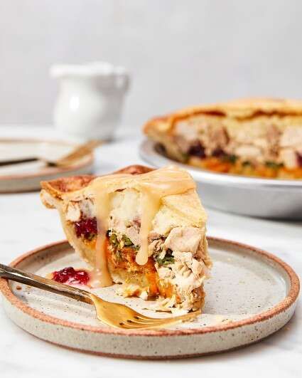 Thanksgiving Pot Pie Leftover, Turkey Dinner Pie, Thanksgiving Pot Pie Recipe, Leftover Thanksgiving Mini Pies, Thanksgiving Leftover Pot Pie, Leftover Pie Filling Recipes, Leftover Thanksgiving Pie, Leftover Turkey Pie, Thanksgiving Casserole Leftovers