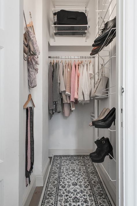 Small Closet Design, Narrow Closet, Deep Closet, Small Walk In Closet, Dressing Design, Organized Closet, Walk In Closet Design, Closet Design Layout, Walking Closet