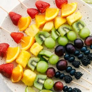 Fruit Kebab, Skewers Recipes, Rainbow Fruit Kabobs, Trampoline Sleepover, Rainbow Fruit Skewers, Dessert Skewers, Salad Skewers, Fruit Bouquets, Fruit Shapes