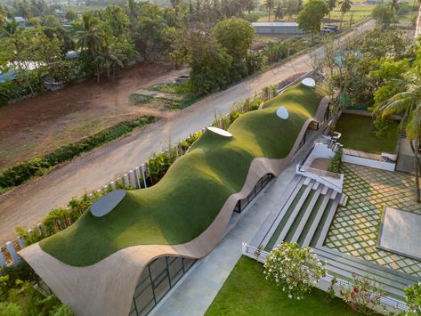 Image 1 of 22 of New preschool in Vijayawada, India, would not look out of place on the set of Teletubbies | Photograph by Vinay Panjwani School Landscape Design, Sunken Courtyard, School Landscape, Parametric Architecture, Roof Architecture, India School, Mid Century Architecture, Entrance Foyer, Design Management