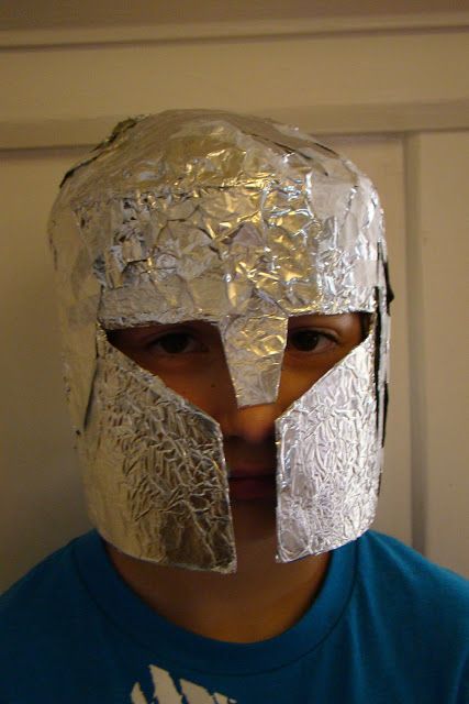 Goose and Binky: knight's helmet. I'll use this basic idea for Chase's costume, but make it look like the guards from tangled instead. (no face cover) Diy Knight Costume, Knight's Helmet, Chase Costume, Basic Sketch, Knight Helmet, Knight Party, Roi Arthur, Knight Costume, Knights Helmet