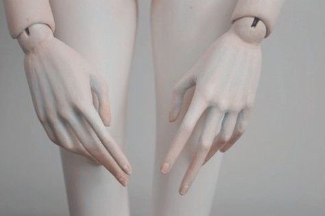 Doll Aesthetic, Hand Reference, Living Dolls, Pretty Hands, Doll Parts, Pretty Dolls, Ball Jointed Dolls, Porcelain Dolls, Bjd Dolls