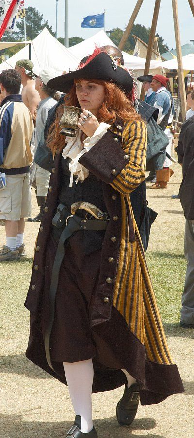 Lady Pirate Costume Ideas Lesbian Pirate Costume, Renn Faire Pirate, Pirate Lady Costume, Historically Accurate Pirate Outfit, Privateer Outfit, Pirate Queen Costume, Historical Pirate Clothing, Ren Faire Pirate Woman, Ren Fair Pirate